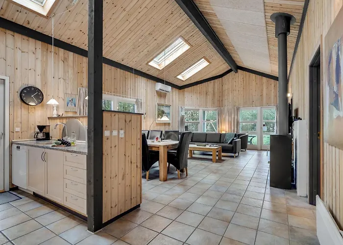 4 Bedroom Gorgeous In Casa vacanze Oksbøl
