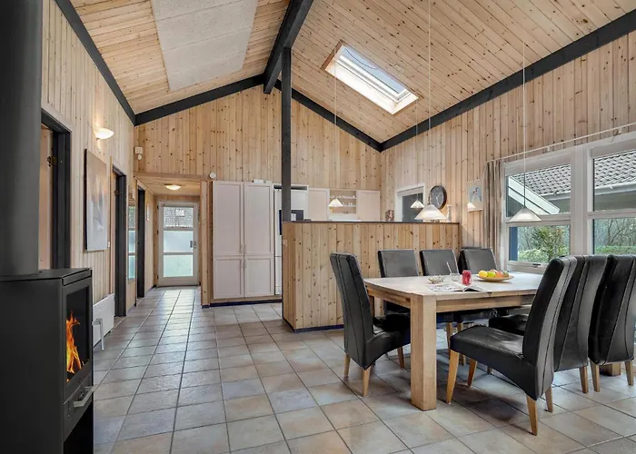 4 Bedroom Gorgeous In Casa vacanze