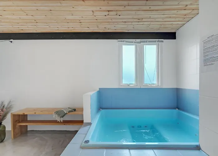 4 Bedroom Gorgeous In Casa vacanze Oksbøl